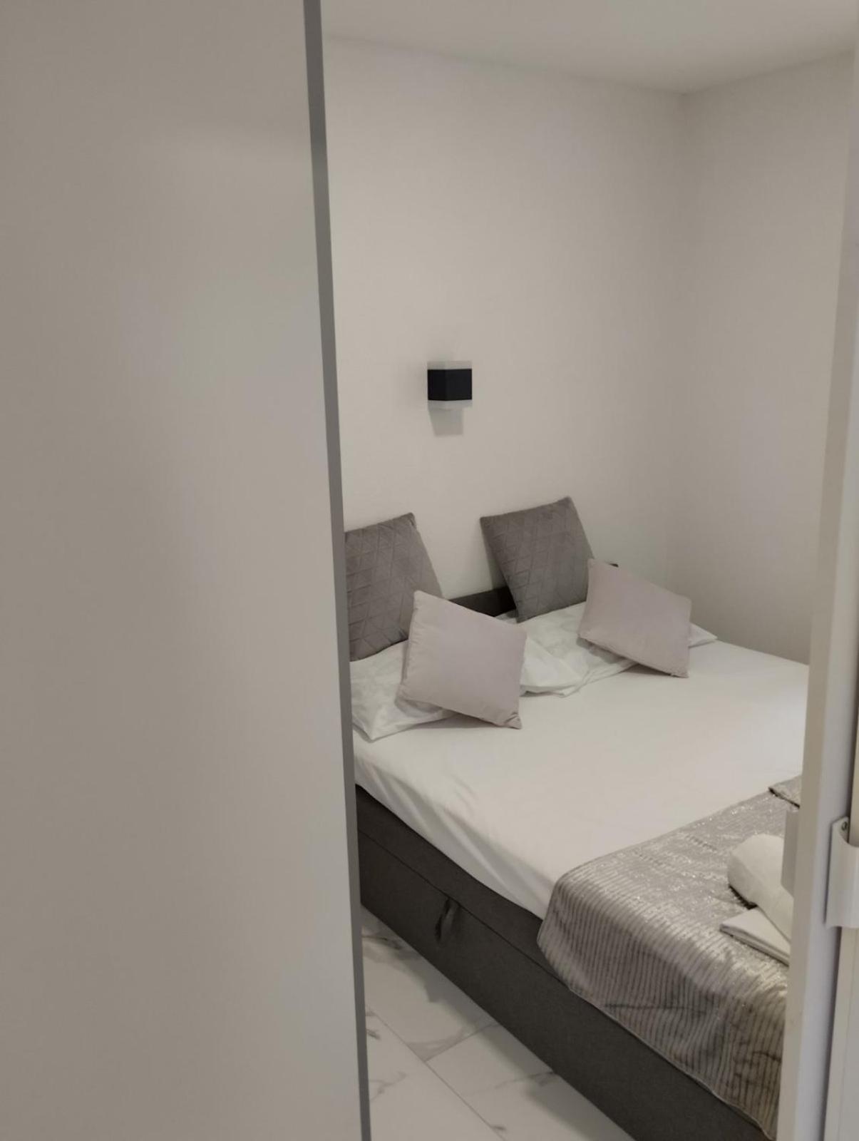 Sun Apartment *